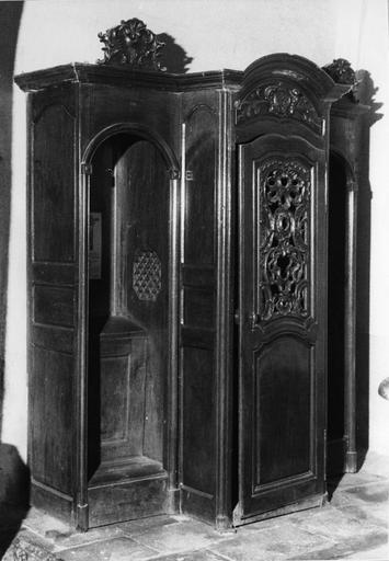 Confessionnal à vantail central cintré orné de motifs rocailles sculptés et ajourés, et d'un cartouche représentant un chien et un arbre, bois taillé, sculpté - © Ministère de la Culture (France), Médiathèque du patrimoine et de la photographie (objets mobiliers), tous droits réservés