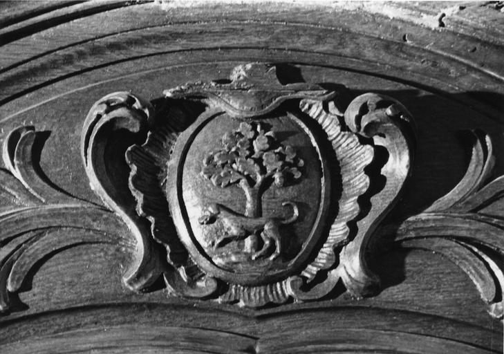 Confessionnal : détail du cartouche placé au-dessus du vantail central, représentant un chien courant au pied d'un arbre, bois sculpté en demi-relief (détail) - © Ministère de la Culture (France), Médiathèque du patrimoine et de la photographie (objets mobiliers), tous droits réservés