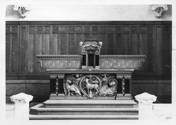 Autel en granit rouge sculpté en bas-relief de pilastres et du Tétramorphe encadrant l'Agneau pascal, surmonté d'un gradin d'autel et d'un tabernacle en forme de temple sculpté de chérubins - © Ministère de la Culture (France), Médiathèque du patrimoine et de la photographie (objets mobiliers), tous droits réservés