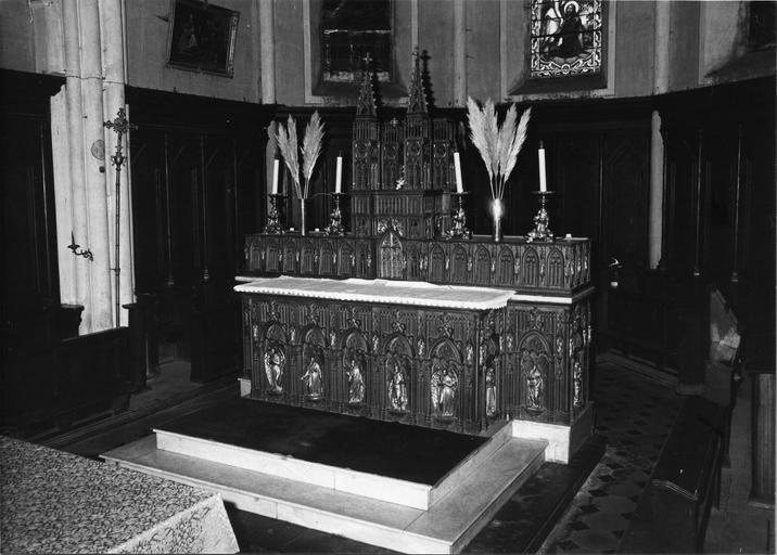 Autel, tabernacle : autel sculpté d'une arcade néo-gothique abritant des statuettes de saints et d'anges, tabernacle et gradin d'autel architecturés, en forme d'église néo-gothique, fonte de fer - © Ministère de la Culture (France), Médiathèque du patrimoine et de la photographie (objets mobiliers), tous droits réservés