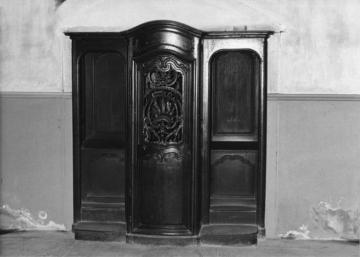 Confessionnal à porte centrale cintrée et galbée, sculptée et ajourée de motifs de rocailles, bois taillé, sculpté - © Ministère de la Culture (France), Médiathèque du patrimoine et de la photographie (objets mobiliers), tous droits réservés