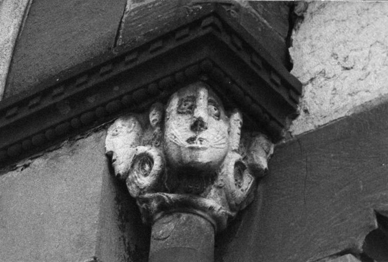 Chapiteau figuré sculpté en demi-relief de têtes de personnages, pierre sculptée - © Ministère de la Culture (France), Médiathèque du patrimoine et de la photographie (objets mobiliers), tous droits réservés