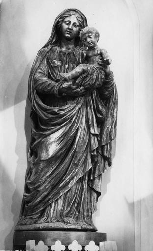 Groupe sculpté : Vierge à l'Enfant, bras et jambe droits de l'Enfant mutilé, bois sculpté - © Ministère de la Culture (France), Médiathèque du patrimoine et de la photographie (objets mobiliers), tous droits réservés