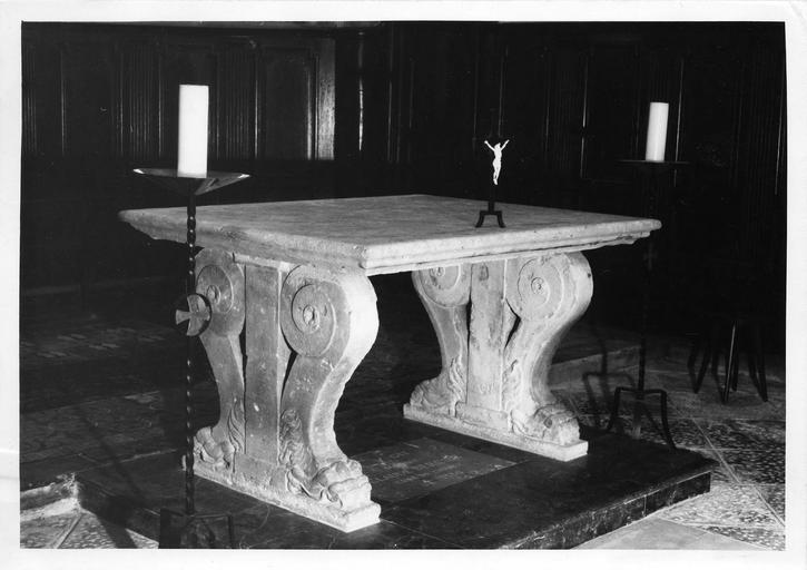 Table de chasse en pierre, aux deux pieds sculptés de deux volutes terminées par des pattes griffues encadrant un pilastre, actuellement utilisée comme autel - © Ministère de la Culture (France), Médiathèque du patrimoine et de la photographie (objets mobiliers), tous droits réservés