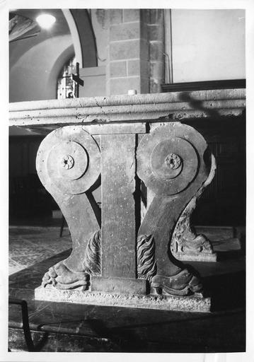 Table de chasse : détail d'un pied formé par deux volutes terminées par des pattes griffues encadrant un pilastre, pierre sculptée (détail) - © Ministère de la Culture (France), Médiathèque du patrimoine et de la photographie (objets mobiliers), tous droits réservés
