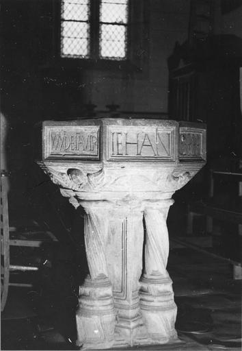 Bénitier octogonal soutenu par un pilastre cantonné de colonnes torses, décor de chérubins et inscription, pierre taillée, sculptée - © Ministère de la Culture (France), Médiathèque du patrimoine et de la photographie (objets mobiliers), tous droits réservés