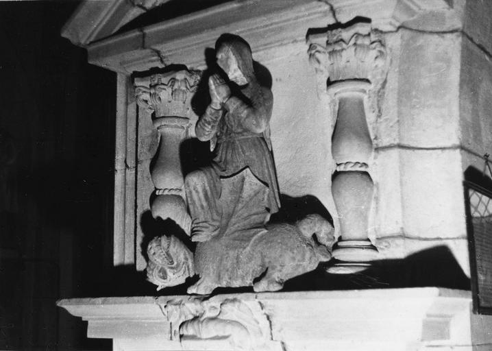 Groupe sculpté : Sainte Marthe et la Tarasque, les deux personnages sont placés devant l'entrée d'un édifice en forme de temple antique, pierre sculptée - © Ministère de la Culture (France), Médiathèque du patrimoine et de la photographie (objets mobiliers), tous droits réservés
