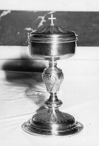 Ciboire orné de feuilles d'eau et de réserves en forme de coeur abritant chacune une feuille d'acanthe, argent - © Ministère de la Culture (France), Médiathèque du patrimoine et de la photographie (objets mobiliers), tous droits réservés