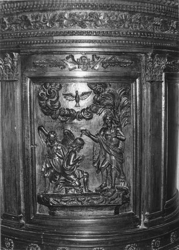 Fonts baptismaux : Le Baptême du Christ, détail du panneau central sculpté en demi-relief, bois sculpté (détail)