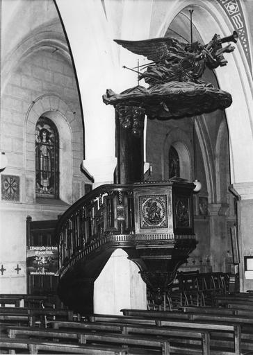 Chaire à prêcher : tribune ornée de panneaux sculptés en bas-relief représentant les évangélistes, abat-voix surmonté d'un ange sonnant de la trompette, bois sculpté