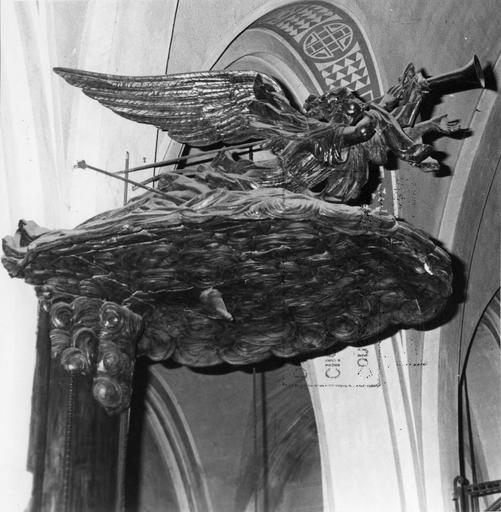 Chaire à prêcher : détail de l'ange sonnant de la trompette sculpté sur le dessus de l'abat-voix, bois sculpté (détail)