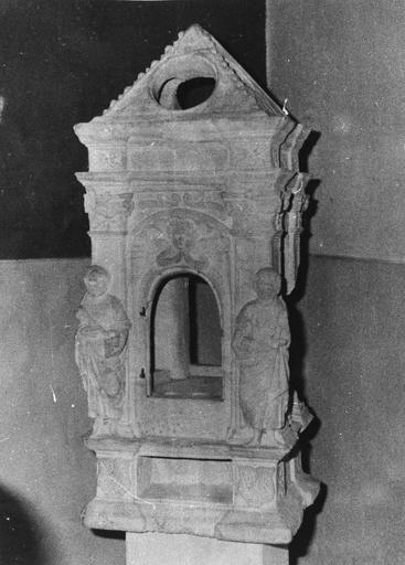 Tabernacle architecturé, orné d'une niche au fronton en coquille, de chapiteaux à motifs végétaux et de saint Pierre et saint Jean en très haut relief.