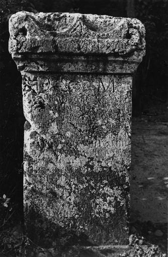 Stèle (cippe) gallo-romaine en pierre gravée d'une insription - © Ministère de la Culture (France), Médiathèque du patrimoine et de la photographie (objets mobiliers), tous droits réservés