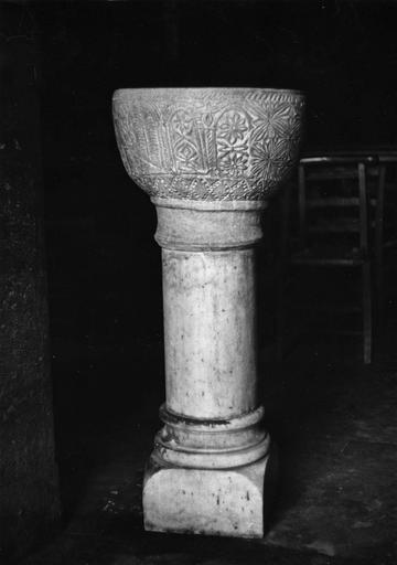 Fonts baptismaux : cuve baptismale en pierre, entièrement sculpté au relief méplat de fleurs et d'animaux - © Ministère de la Culture (France), Médiathèque du patrimoine et de la photographie (objets mobiliers), tous droits réservés