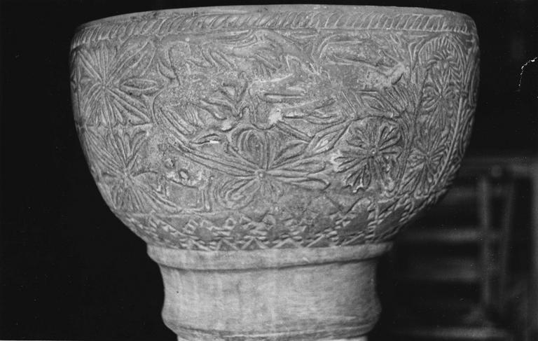 Fonts baptismaux : cuve baptismale en pierre, détail d'un côté de la cuve sculpté de fleurs et d'animaux, pierre sculptée (détail) - © Ministère de la Culture (France), Médiathèque du patrimoine et de la photographie (objets mobiliers), tous droits réservés