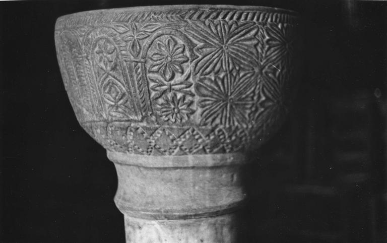 Fonts baptismaux : cuve baptismale en pierre, détail d'un côté de la cuve sculpté de fleurs pierre sculptée (détail) - © Ministère de la Culture (France), Médiathèque du patrimoine et de la photographie (objets mobiliers), tous droits réservés