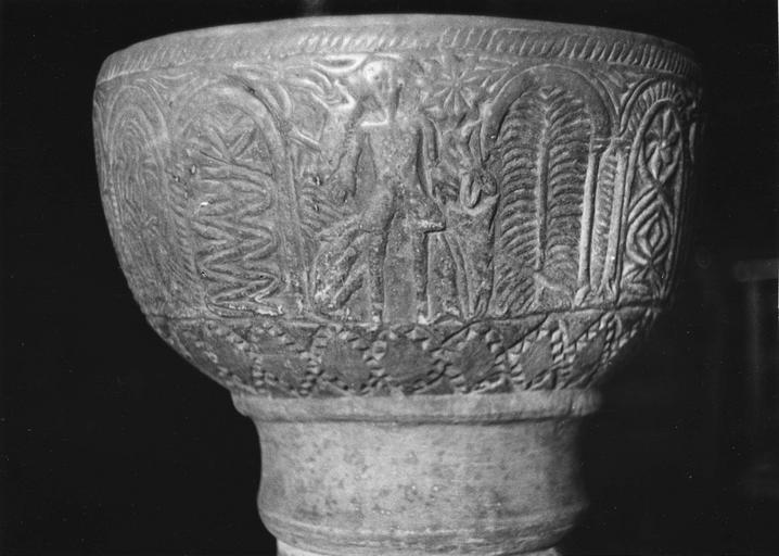 Fonts baptismaux : cuve baptismale en pierre, détail d'un côté de la cuve sculpté de fleurs et d'un homme parlant à un animal pierre sculptée (détail) - © Ministère de la Culture (France), Médiathèque du patrimoine et de la photographie (objets mobiliers), tous droits réservés