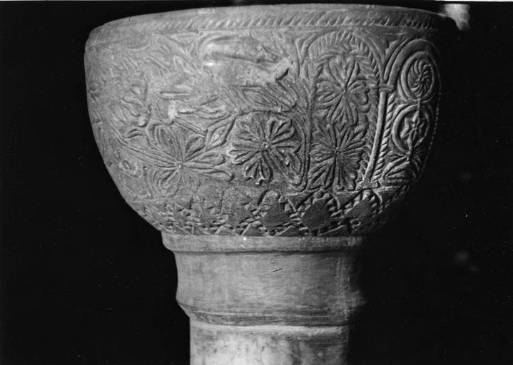 Fonts baptismaux : cuve baptismale en pierre, détail d'un côté de la cuve sculpté d'un cerf et de fleurs (détail) - © Ministère de la Culture (France), Médiathèque du patrimoine et de la photographie (objets mobiliers), tous droits réservés