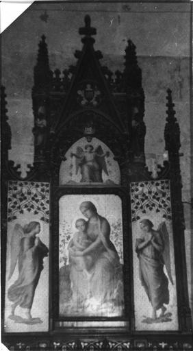 Triptyque : La Vierge à l'Enfant entourée d'anges, triptyque architecturé dans le style néo-gothique, bois peint, doré