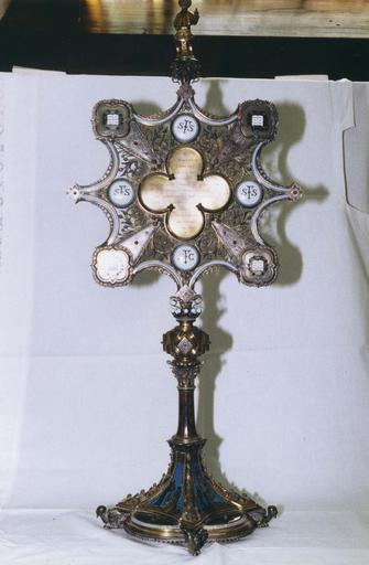 Reliquaire en forme d'ostensoir orné d'émaux dont certains représentent des scènes de la vie de saint François de Sale, de motifs végétaux et surmonté d'une statuette de saint François de Sale prêchant, argent doré, émaux, pierres semi-précieuses - © Ministère de la Culture (France), Médiathèque du patrimoine et de la photographie (objets mobiliers), tous droits réservés