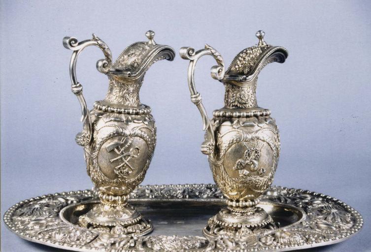 Burettes, bassin à burettes au riche décor de motifs végétaux, réserve aux instruments de la Passion les panses de chaque burette, argent doré