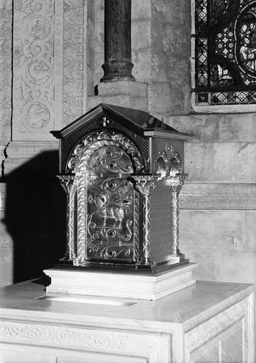 Tabernacle en forme de temple, porte ornée de l'Agneau pascal, cuivre - © Ministère de la Culture (France), Médiathèque du patrimoine et de la photographie (objets mobiliers), tous droits réservés