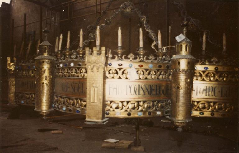 Lustre à l'aspect d'une forteresse, réminiscence d'un lustre d'Aix-la-Chapelle, bronze doré, émail, pierres (détail)