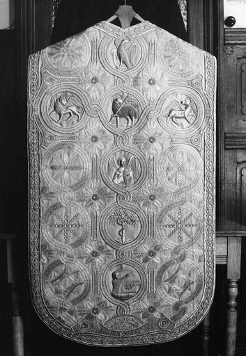 Chasuble : décor brodé d'entrelacs au centre desquels sont placés les symboles des évangélistes, l'Arbre de Jessé, un personnage ressuscité, des motifs géométriques, soie, fils d'or (dos)