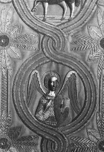 Chasuble : détail de l'ange de saint Matthieu évangéliste, soie, fils d'or, métal travaillé au repoussé (détail)