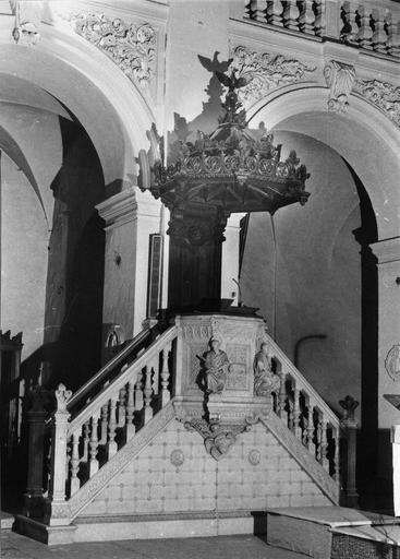 Chaire à prêcher en bois sculpté, avec garde-corps de tribune et deux escaliers en marbre, deux statues représentant saint Paul et saint Pierre