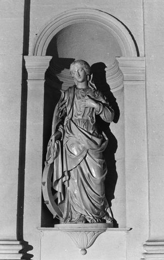 Statue : Sainte Catherine d'Alexandrie, bois sculpté, peint en blanc