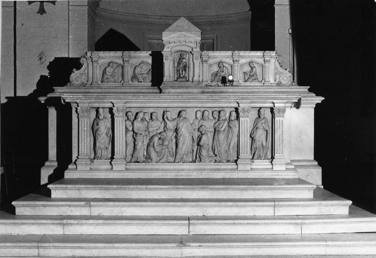 Autel, tabernacle, gradin d'autel, décor d'éléments d'architecture et de bas-reliefs, représentant la remise des clés à saint Pierre, saint Polycarpe, un saint évêque et les quatre évangélistes, marbre sculpté