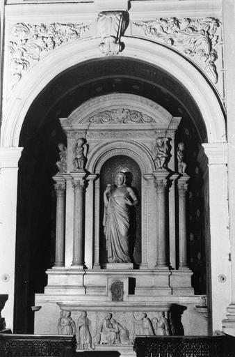 Autel, tabernacle, retable, statue : Le Christ au Sacré-Coeur, retable architecturé à colonnettes surmontées d'angelots qui soutiennent la corniche et le fronton cintré, autel sculpté d'un bas-relief représentant le Christ accueillant saint Jean