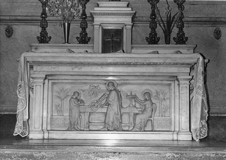 Autel architecturé à l'antependium représentant la Sainte Famille, marbre sculpté en bas-relief