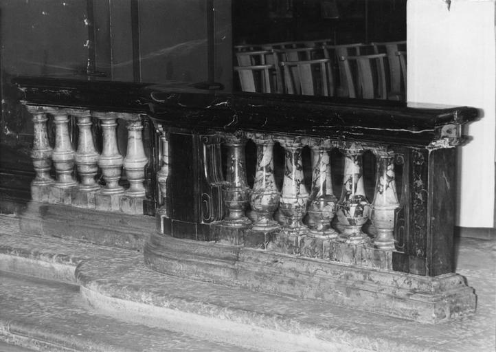 Clôture de choeur (table de communion) en marbre polychrome - © Ministère de la Culture (France), Médiathèque du patrimoine et de la photographie (objets mobiliers), tous droits réservés