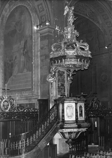 Chaire à prêcher à tribune et escalier en marbre, abat-voix en bois sculpté, peint en faux marbre et doré