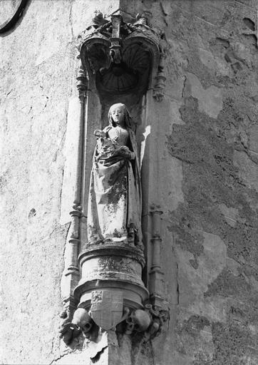 Groupe sculpté : Vierge à l'Enfant, en partie mutilée, notamment l'Enfant, pierre sculptée