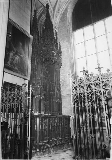 Stalle épiscopale : décor architecturé de style gothique, bois sculpté