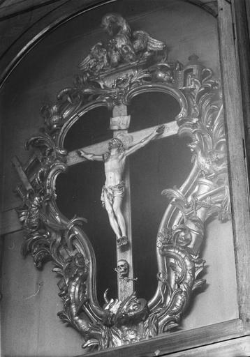 Croix encadrée en ivoire, dans un cadre chantourné orné de motifs végétaux et de trophées liés à la vie du Christ, bois sculpté, doré