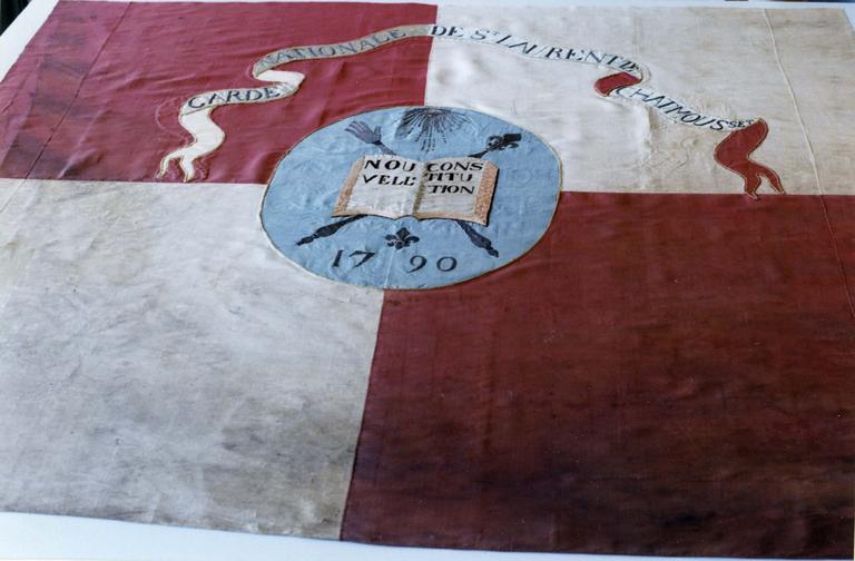 Drapeau de la Garde nationale au médaillon central orné du livre de la Constitution ouvert et de bâtons de commandement, soie brodée