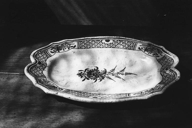 Plat ovale à marli chantourné à décor de résille et réserves comprenant des fruits, au centre du plat, un bouquet de fleurs, faïence de Rouen - © Ministère de la Culture (France), Médiathèque du patrimoine et de la photographie (objets mobiliers), tous droits réservés