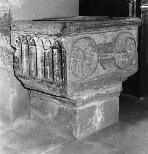Bénitier à cuve rectangulaire sculptée d'éléments issus de l'architecture gothique, pierre sculptée
