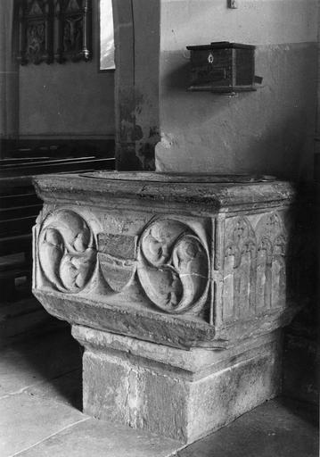 Bénitier à cuve rectangulaire sculptée d'éléments issus de l'architecture gothique, pierre sculptée