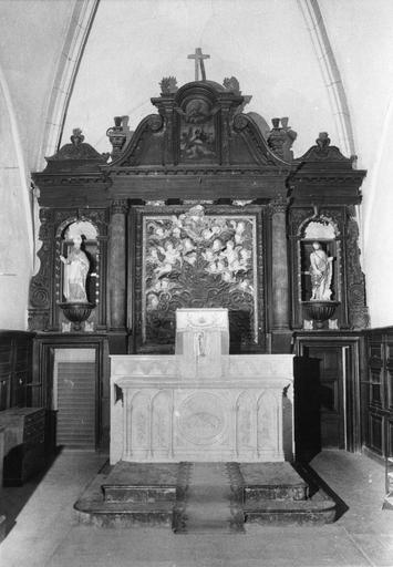 Retable architecturé au panneau central sculpté en haut-relief et bas-relief de la figure de Dieu le Père et de chérubins, flanqué de 2 statues de saint Loup et saint Jean-Baptiste, bois sculpté, peint, doré