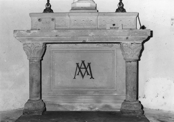 2 colonnes aux chapiteaux feuillagés provenant d'un ancien autel, réutilisé pour celui dédié à la Vierge, pierre taillée