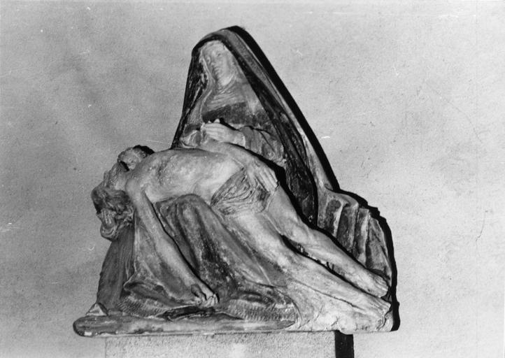 Groupe sculpté : Vierge de Pitié, pierre sculptée, peinte ; vue avant décapage de la polychromie par Maimponte en 1955
