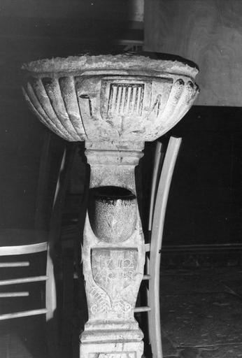 Bénitier à vasque sculptée de gaudron et d'armoiries (?), sur pied balustre comprenant un récipient sculpté plus petit et une inscription gravée, pierre noire sculptée - © Ministère de la Culture (France), Médiathèque du patrimoine et de la photographie (objets mobiliers), tous droits réservés