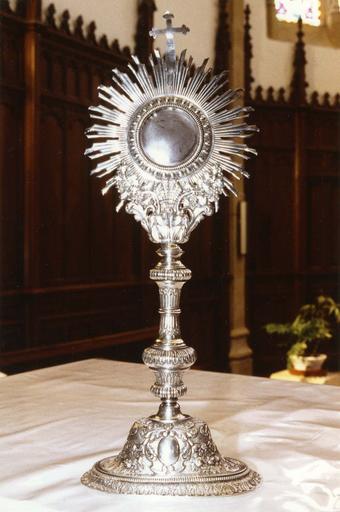 Ostensoir au décor de médaillons, guirlandes de fruits, frises de feuilles ou de motifs géométriques, épis de blé et grappes de raisin, argent