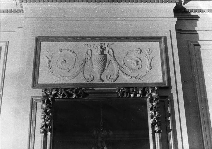 Dessus-de-porte : vase garni de fleurs décoré de colliers de perles et de rinceaux végétaux, bas-relief, stuc - © Ministère de la Culture (France), Médiathèque du patrimoine et de la photographie (objets mobiliers), tous droits réservés