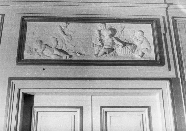 Dessus-de-porte : Le printemps, bas-relief, stuc - © Ministère de la Culture (France), Médiathèque du patrimoine et de la photographie (objets mobiliers), tous droits réservés